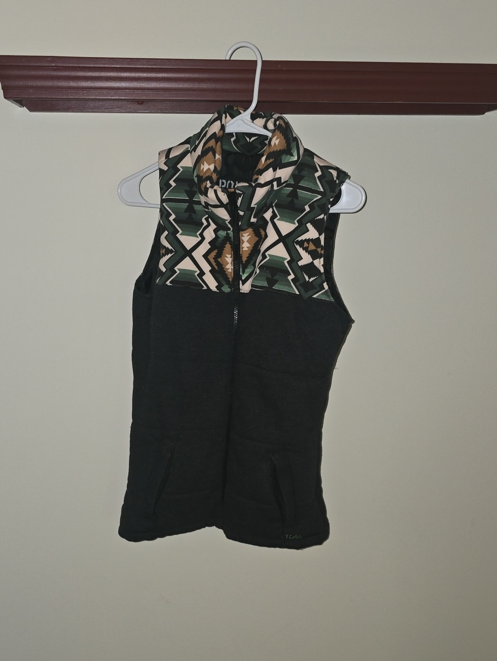 Sleeveless Fleece Vest with Aztec Print Collar - Black/Green